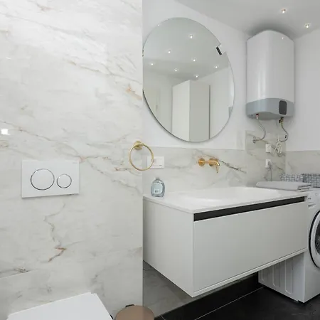 Apartamento Stunning In With Kitchen